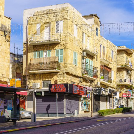 Foto de Haifa, Israel - 09 de marzo de 2024: Vista de la calle Herzl Street, en el barrio Hadar HaCarmel, con varios edificios, Haifa, Israel - Imagen libre de derechos