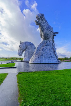 Téléchargez les photos : Falkirk, Royaume-Uni - 07 octobre 2022 : Scène du Hélix et des Kelpies, avec des habitants et des visiteurs. Écosse, Royaume-Uni - en image libre de droit