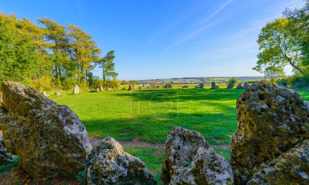 Vue des anciens Rollright Stones, cercle de pierre néolithique, dans la région des Cotswolds, Angleterre, Royaume-Uni
