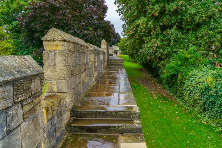 Blick auf die Stadtmauer-Promenade in York, North Yorkshire, England, Großbritannien