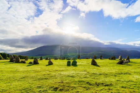 Vue du matin du cercle de pierre de Castlerigg, avec moutons, près de Keswick, dans le Lake District, Cumbria, Angleterre, Royaume-Uni
