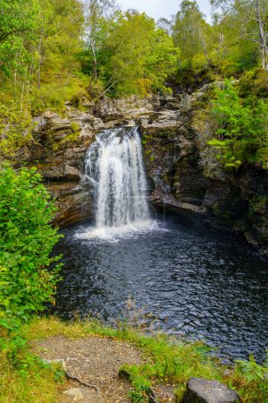 Blick auf die Wasserfälle von Falloch, Wasserfall in Loch Lomond und den Trossachs National Park, Schottland, Großbritannien