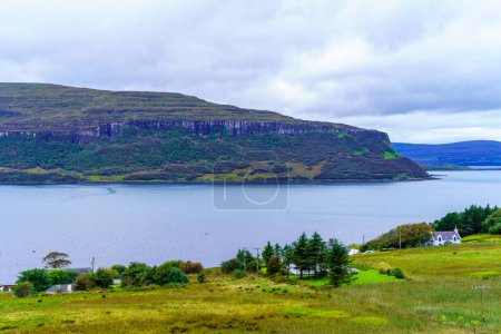 Blick auf Loch Bay und die Landschaft der Halbinsel Waternish auf der Isle of Skye, Innere Hebriden, Schottland, Großbritannien