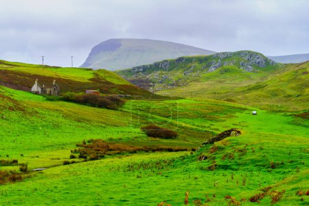 Blick auf Landschaft und Berglandschaft, auf der Isle of Skye, Innere Hebriden, Schottland, Großbritannien