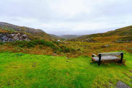 Blick auf die Landschaft von Loch Assynt in den Highlands, Schottland, Großbritannien