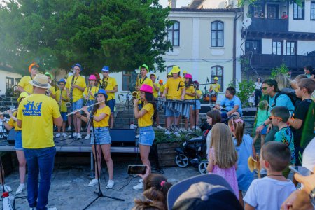 Téléchargez les photos : Veliko Tarnovo, Bulgarie - septembre 23, 2023 : Scène de rue avec un groupe de musiciens, Week-end de la fête de l'indépendance à Veliko Tarnovo, Bulgarie - en image libre de droit