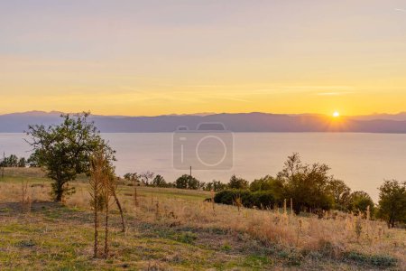 Blick auf den Ohridsee im Norden Mazedoniens bei Sonnenuntergang