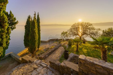 Vista del atardecer de un patio de la iglesia en la orilla del lago, en la ciudad vieja de Ohrid, Macedonia del Norte