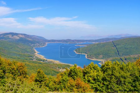 Vista del lago Mavrovo, en el Parque Nacional Mavrovo, Macedonia del Norte