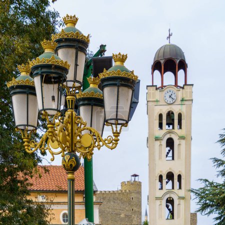 Vue d'un lampadaire, d'une tour d'église et de murs de forteresse, à Skopje, en Macédoine du Nord