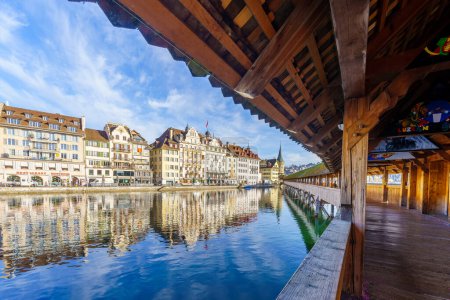 Téléchargez les photos : Lucerne, Suisse - 22 février 2023 : Vue depuis le pont de la Chapelle, la rivière Reuss et divers bâtiments, à Lucerne (Lucerne), Suisse (peintures de carnaval) - en image libre de droit
