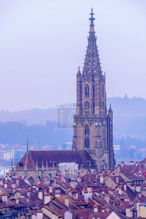 Foto de Vista brumosa de la mañana de la catedral (Berner Munster) y sus alrededores, en Berna, Suiza - Imagen libre de derechos