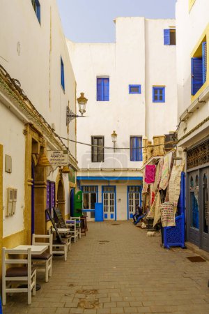Téléchargez les photos : Essaouira, Maroc - 06 avril 2023 : Scène de rue dans la médina, avec habitants et visiteurs, à Essaouira (Mogador), Maroc - en image libre de droit