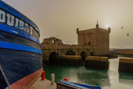 Téléchargez les photos : Essaouira, Maroc - 06 avril 2023 : Vue des bateaux dans le port d'Essaouira (Mogador), Maroc - en image libre de droit