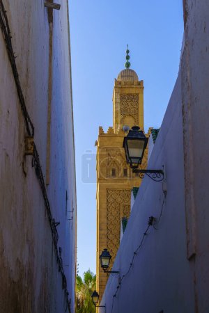 Blick auf eine Gasse und das Minarett der Großen Moschee in der alten Medina von Casablanca, Marokko