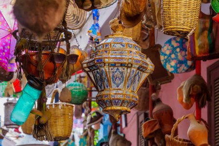 Blick auf verschiedene Gegenstände, die zum Verkauf stehen, auf dem Markt der Alten Medina, Casablanca, Marokko