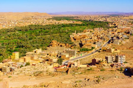 Vue sur la vallée de la rivière Todgha (Todra) et sur la ville de Tinghir, au centre du Maroc