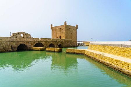 Téléchargez les photos : Vue sur les murs et le port, à Essaouira (Mogador), Maroc - en image libre de droit