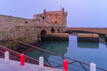 Blaue Stunde (vor Sonnenaufgang) Blick auf die Stadtmauern und den Hafen in Essaouira (Mogador), Marokko