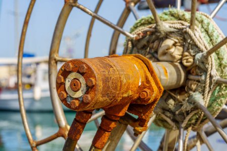 Foto de Vista de artes oxidados y barcos pesqueros en el histórico puerto de Jaffa, ahora parte de Tel-Aviv-Yafo, Israel - Imagen libre de derechos