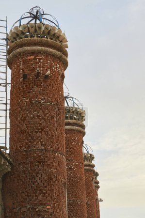 Foto de Mejorada del Campo, España - 3 de diciembre de 2012: El arte de las torres: altura y elegancia simbolizan la dedicación de un arquitecto autodidacta - Imagen libre de derechos