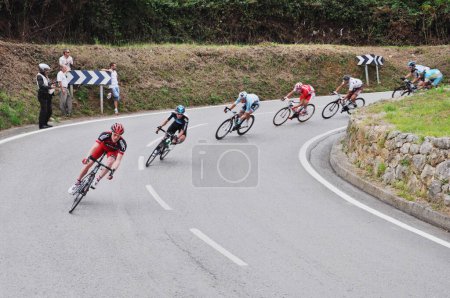 Téléchargez les photos : 05-09-2012 Pilagos, Espagne - Des cyclistes dans un virage en épingle à cheveux à Vuelta Espaa 2012 - en image libre de droit