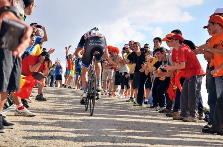 Téléchargez les photos : 08-09-2012 Madrid, Espagne - Une étape palpitante de La Vuelta Espaa se déroule à l'emblématique Bola del Mundo de Navacerrada - en image libre de droit