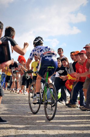 Foto de 08-09-2012 Madrid, España - Una emocionante etapa de La Vuelta Espaa se desarrolla en la icónica Bola del Mundo de Navacerrada - Imagen libre de derechos