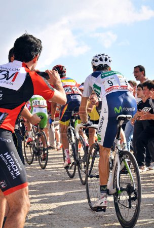 Téléchargez les photos : 08-09-2012 Madrid, Espagne - Une étape palpitante de La Vuelta Espaa se déroule à l'emblématique Bola del Mundo de Navacerrada avec Contador, Valverde y Purito comme protagoniste. - en image libre de droit