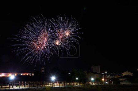 Feuerwerk erhellt den Nachthimmel, eine Kirchensilhouette unterstreicht das sommerliche Spektakel