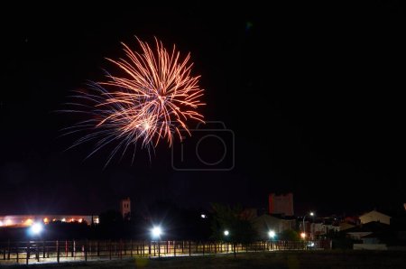 Feuerwerk erhellt den Nachthimmel, eine Kirchensilhouette unterstreicht das sommerliche Spektakel