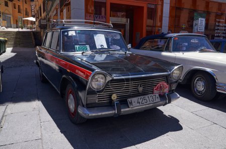 Foto de 16-06-2013 Segovia, España - Un taxi SEAT vintage, negro y rojo, destaca en una reunión de coches antiguos - Imagen libre de derechos