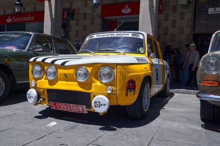 Téléchargez les photos : 16-06-2013 Ségovie, Espagne - Une voiture de rallye Renault classique vole les projecteurs lors d'un rassemblement de voitures anciennes - en image libre de droit