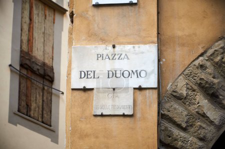 Téléchargez les photos : 06-11-2023 Florence, Italie - Une gracieuse plaque de marbre portant le nom de Piazza Del Duomo - en image libre de droit