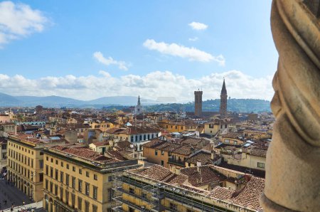 06-11-2023 Florencja, Włochy - Zapierający dech w piersiach widok z najwyższego piętra hotelu Campanile di Giotto z widokiem na słynną panoramę Florencji