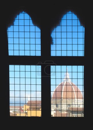 07-11-2013 Florencja, Włochy - Zapierająca dech w piersiach kopuła Florencji i kopuła Brunelleschiego widziana przez okno Palazzo Vecchio