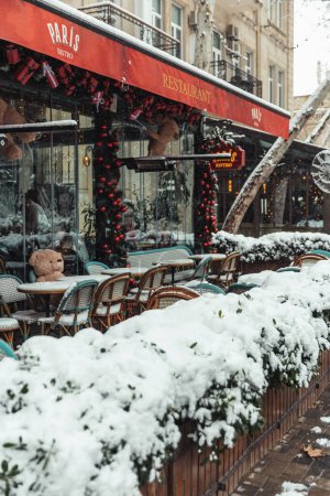 Foto de Tables in cafes covered with snow - Imagen libre de derechos