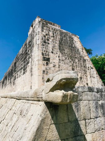 Detail einer Schlange auf einem Ballspielplatz oder Juego de Pelota in Chichen Itza - Yucatan, Mexiko.