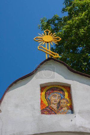 Téléchargez les photos : Église orthodoxe blanche oubliée dans la campagne, monument, détail - en image libre de droit