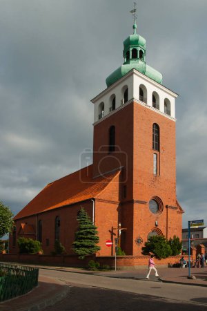 Téléchargez les photos : Eglise de Jastarnia en été de la saison touristique, Pologne - en image libre de droit
