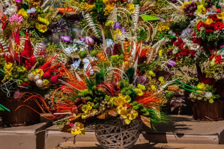 Foire folklorique, Festival, bouquets de fleurs colorées faits à la main dans des paniers et des pots, Pologne, Podlasie, Suprasl