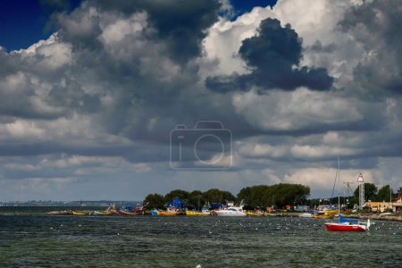 Téléchargez les photos : Port touristique, panorama avec vue sur la baie, ciel pittoresque, Pologne, péninsule de Hel - en image libre de droit