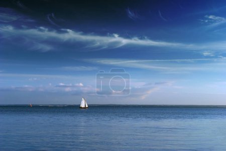 Téléchargez les photos : Paysage avec un voilier sur un lac pittoresque par une journée ensoleillée d'été - en image libre de droit