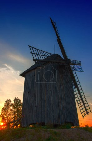 Vieja madera, molino de viento histórico, vista del atardecer, cielo pintoresco