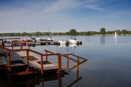 Téléchargez les photos : La marina de voile est un lieu de loisirs, une vue sur une journée ensoleillée, Podlasie, Bialystok - en image libre de droit