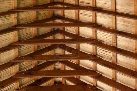 Téléchargez les photos : Structure de toit en bois avec un aspect abstrait, artisanat de menuiserie - en image libre de droit