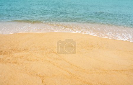 Foto de Playa de arena y océano azul con forma de onda suave en textura de arena, vista al mar de la duna de arena de Brown Beach en el día soleado Primavera, vista superior Holizontal para fondo de bandera de verano. - Imagen libre de derechos
