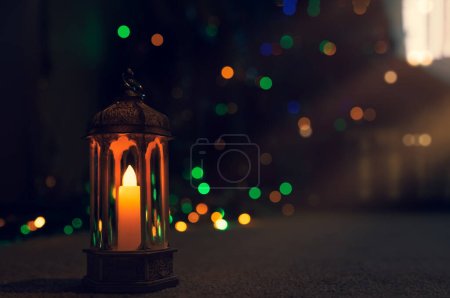 Téléchargez les photos : Ramadan Kareem Moubarak salutation design avec lanterne islamique sur tapis avec fond clair flou. Religion des Musulmans Symbolique, Eid ul fitr, Eid al Adha, Eid el kabir, Nouvel An islamique Muharram - en image libre de droit