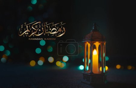 Ramadan Kareem Kalligraphie Gruß Design mit islamische Laterne auf Teppich mit verschwommenem Licht Hintergrund. Religion der muslimischen Symbolik, Eid ul fitr, Eid al Adha, Eid el kabir, Eid Mubarak