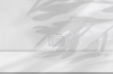 Foto de Textura de pared de hormigón con superposición de sombra de hojas sobre fondo blanco, Fondo de estudio gris vacío con rayo de sol en el suelo, Banner de fondo para exhibición de productos cosméticos, Presentación de belleza de maqueta - Imagen libre de derechos